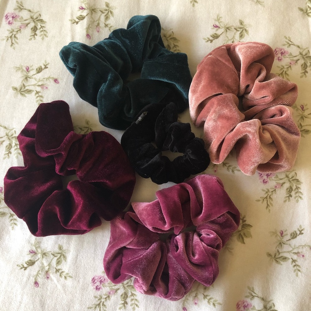VELVET SCRUNCHIES
